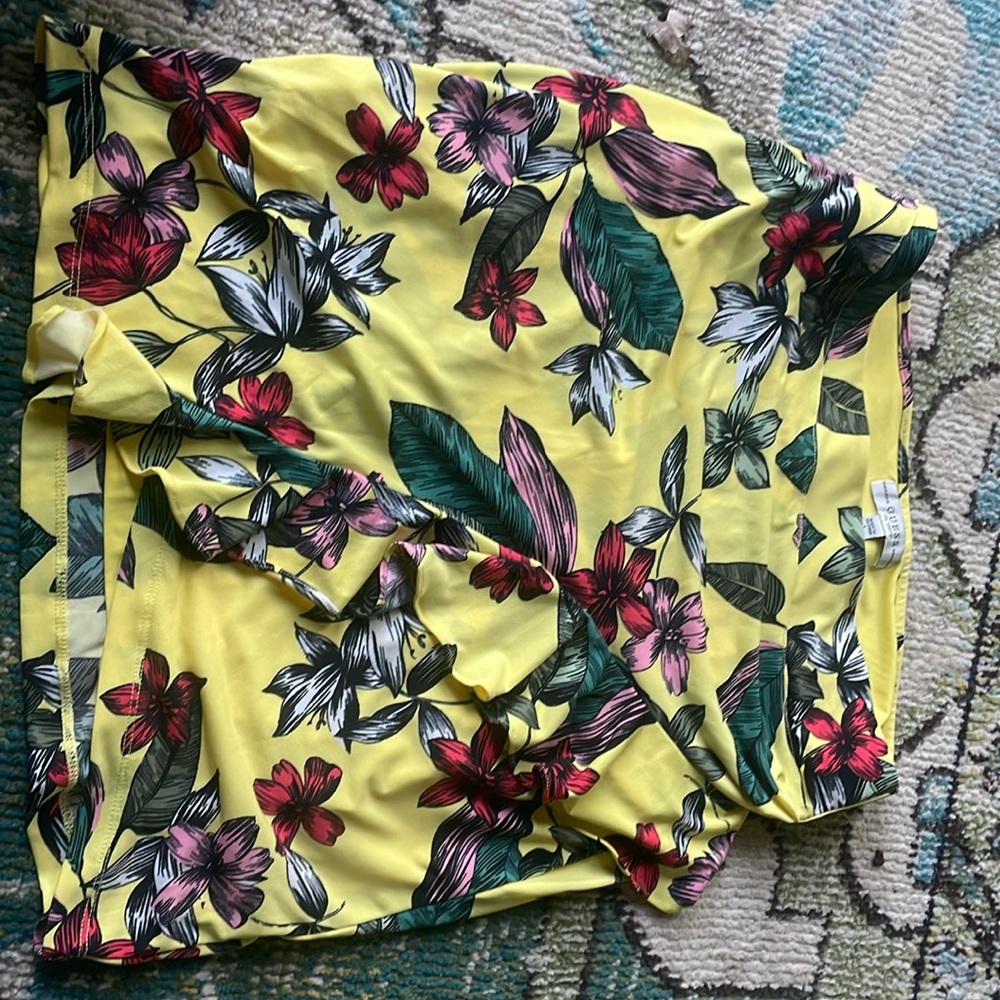 from:GUESS• size large•18.5 inches long•waist 15 inches